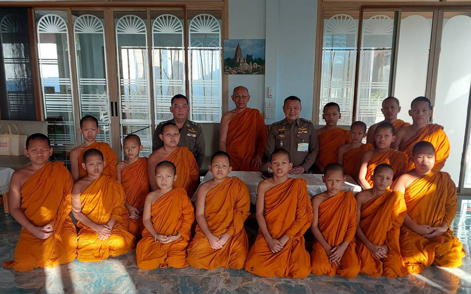“เดอะโป้ง” บรรยายพิเศษสามเณรบวชใหม่ วัดพระราม 9 ให้รู้เท่าทันโทษพิษภัยยาเสพติด