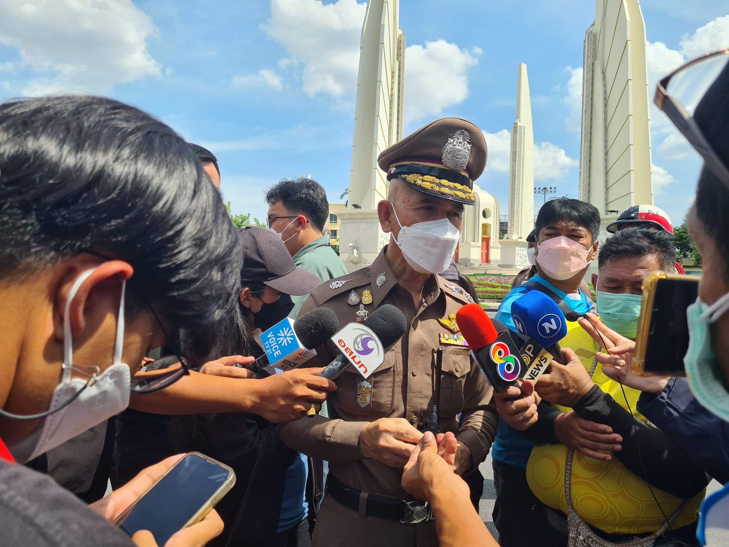ตร.แจ้งเลี่ยงถนนเพชรบุรี-พญาไท ม็อบชุมนุมอนุสาวรีย์ ปชต.ก่อนเคลื่อนไปอนุสาวรีชัย 