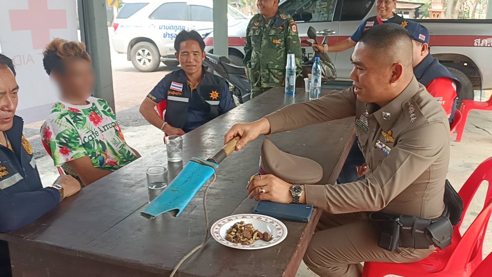 ตำรวจแม่สรวย รวบหนุ่มเมายาบ้าคลั่งใช้มีดฟันพี่ชายตัวเองสาหัส