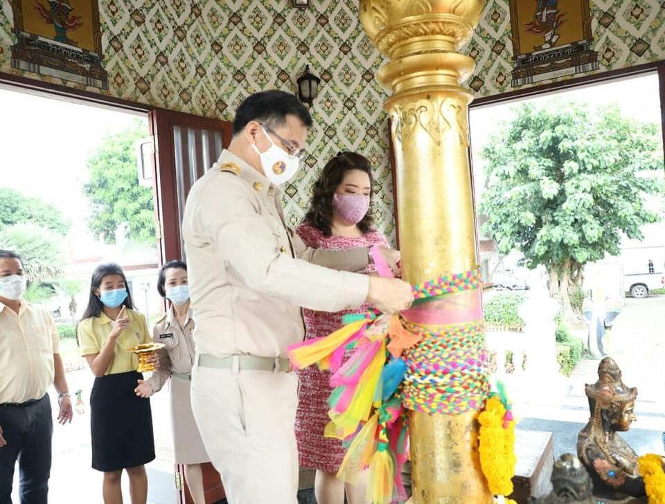 ผู้ว่าฯอ่างทอง พร้อมนายกเหล่ากาชาด กราบสักการะสิ่งศักดิ์สิทธิ์ประจำจังหวัด ในโอกาสรับตำแหน่ง