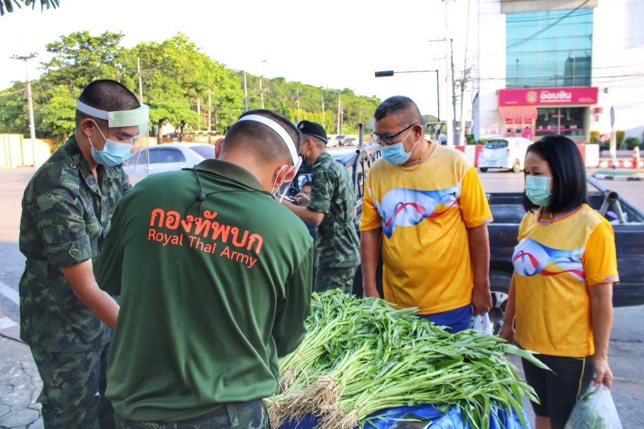 นำผลผลิตจาก “ โครงการทหารพันธุ์ดี ” ออกจำหน่ายให้แก่ประชาชนรอบค่ายในราคาถูก