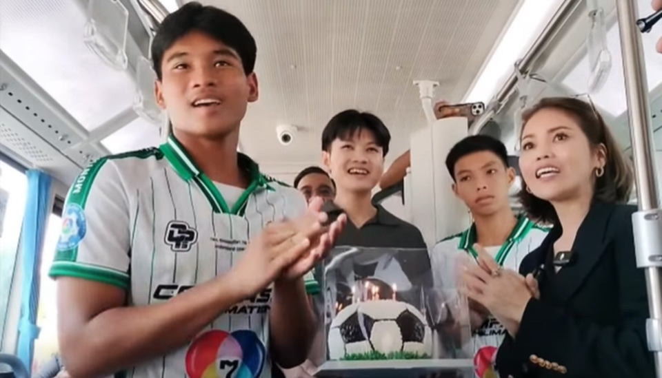 หมอนทองวิทยา ฮอตไม่หยุด! บุกกระทรวงศึกษาธิการ-โหนกระแสจองตัวออกรายการเที่ยงนี้