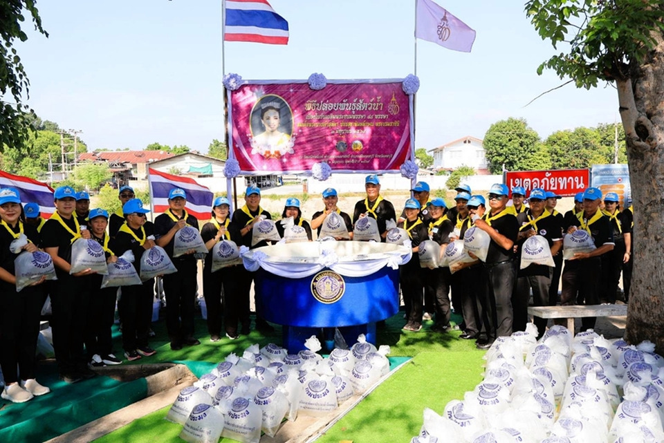 ลพบุรีจัดกิจกรรมจิตอาสา ปล่อยพันธุ์สัตว์น้ำ 2 แสนตัว เฉลิมพระเกียรติพระบรมราชินี
