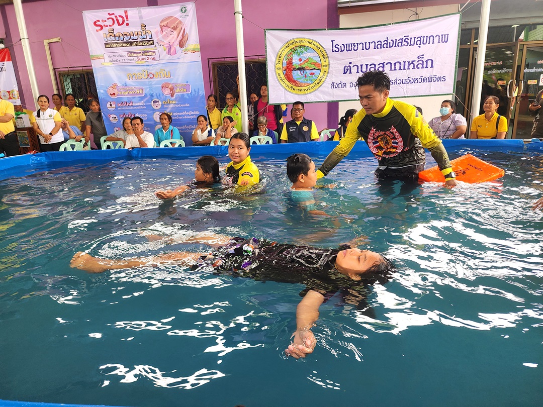 อบจ.พิจิตรเปิดหลักสูตรสอนเด็กว่ายน้ำป้องกันการตกน้ำตายในช่วงฤดูน้ำหลาก