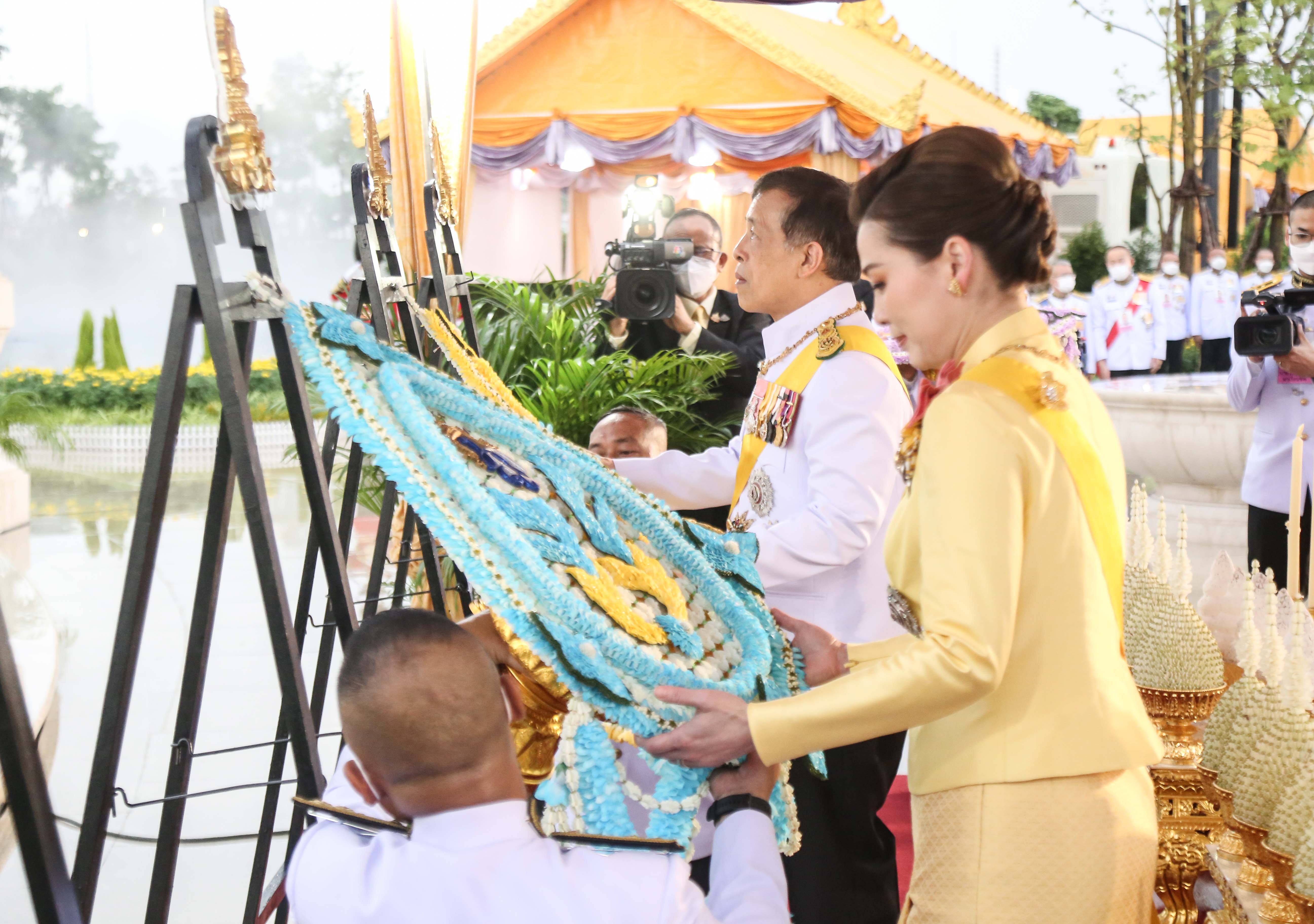 ในหลวง-พระราชินี เสด็จพระราชดำเนินไปทรงวางพวงมาลาถวายราชสักการะพระบรมราชานุสาวรีย์ ในหลวง ร.9