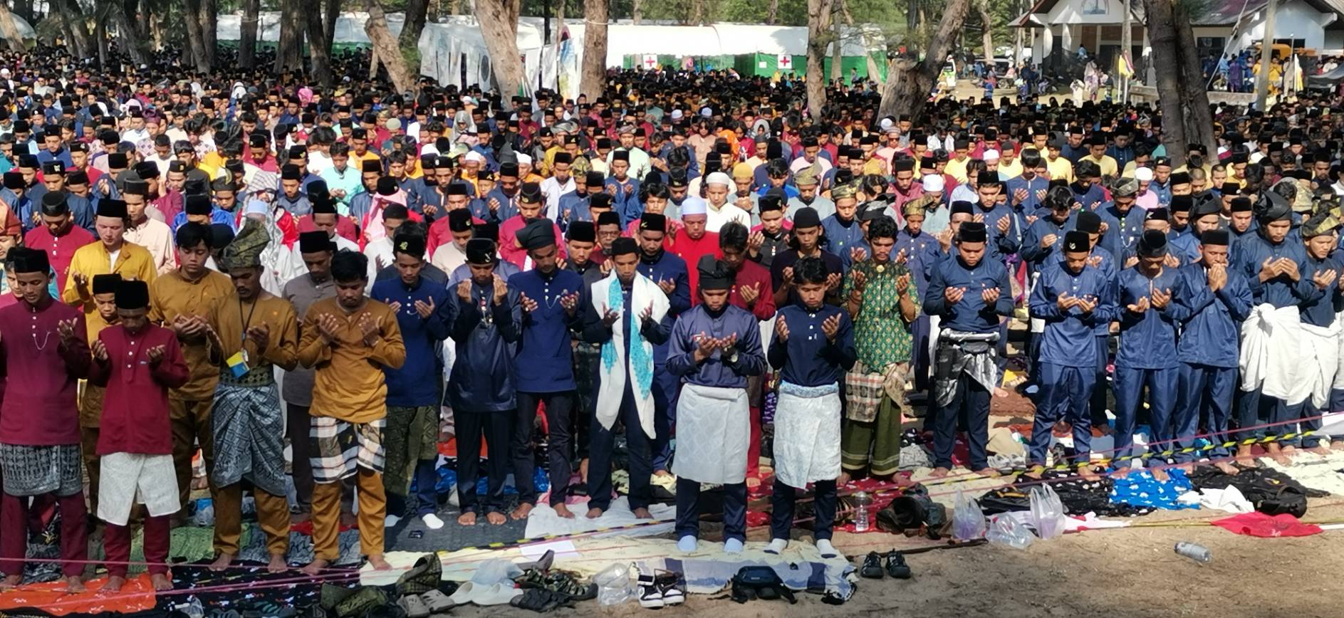เยาวชนมุสลิมจังหวัดชายแดนภาคใต้รวมตัวแต่งชุดมาลายู 