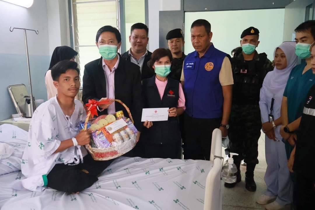 รองผู้ว่าฯ นราธิวาส มอบกระเช้าเยี่ยมให้กำลังใจเจ้าหน้าที่ อส. และประชาชนที่ได้รับบาดเจ็บ จากเหตุการณ์ความไม่สงบในพื้นที่ฯ