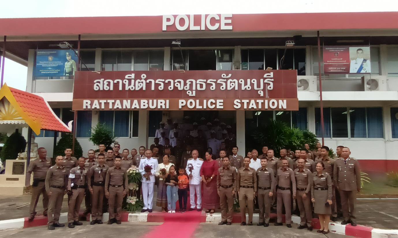 สุรินทร์ ตำรวจ สภ.รัตนบุรี จัดงานเกษียณให้ 2 นายตำรวจ ลอดซุ้มกระบี่ อย่างสมเกียรติ