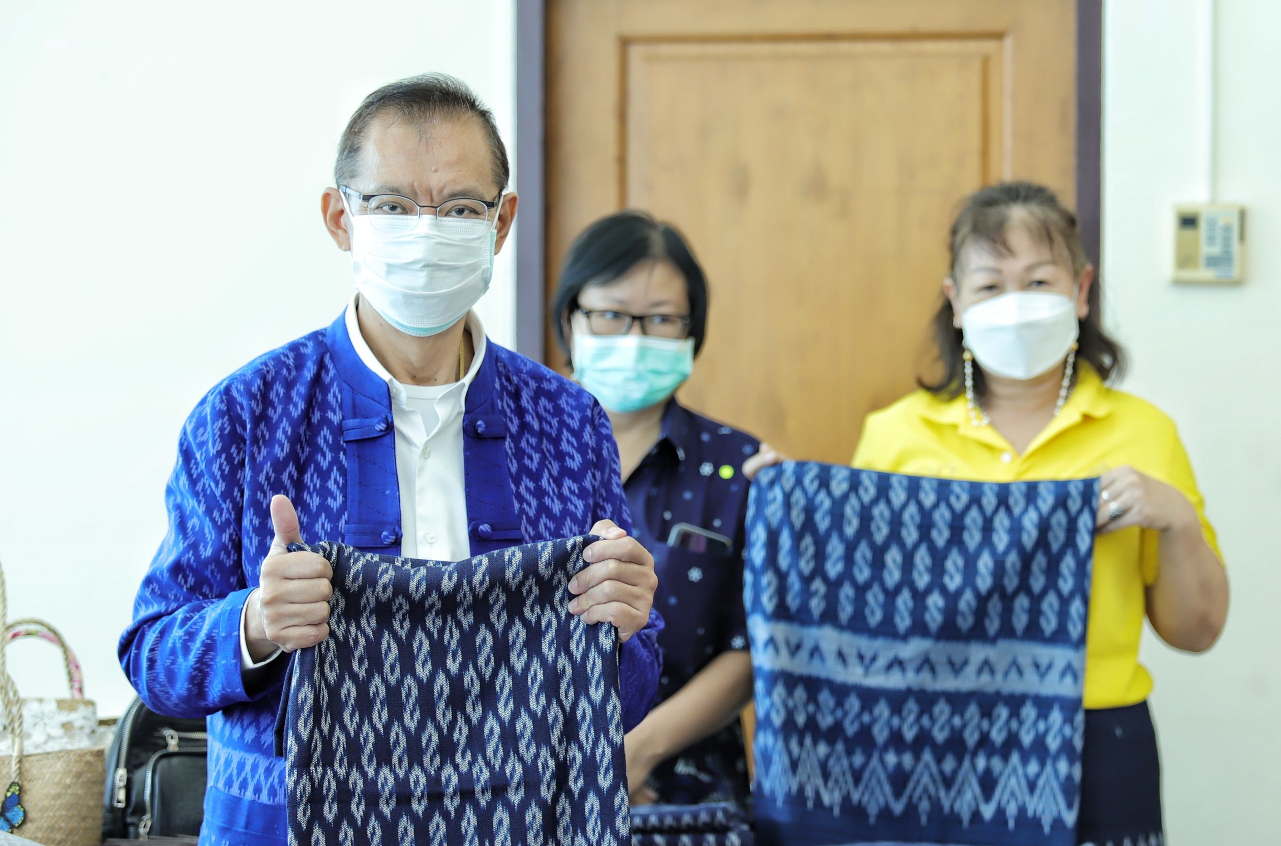ผู้ว่าฯปทุมธานี เปิดการประชุมใหญ่สามัญสมาคมผู้นำสตรีฯ ประจำปี 2564  พร้อมโชว์ "ผ้าลายขอ" ส่งเสริมการใส่ผ้าไทย