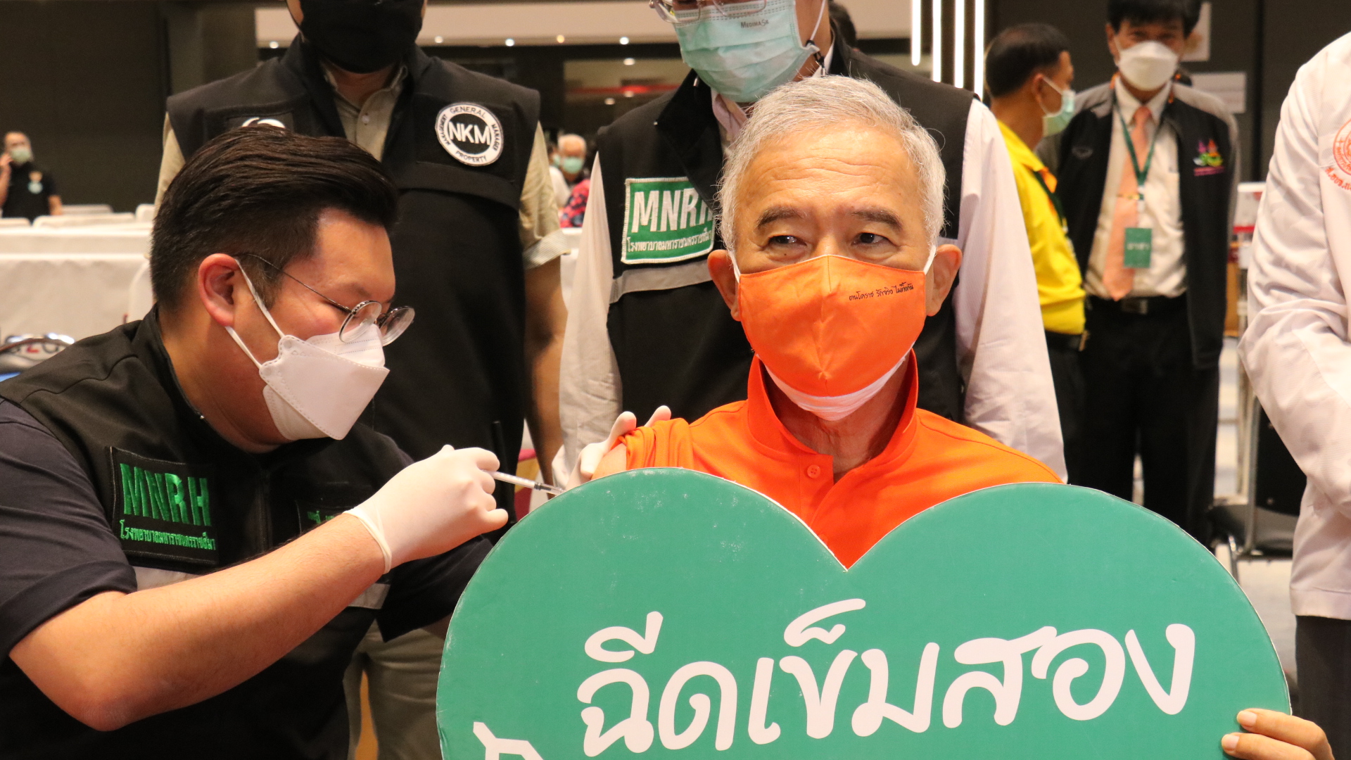 “สุวัจน์” เข้าคิวฉีด “แอสตร้าเซนเนก้า” เข็ม 2 ที่โคราช