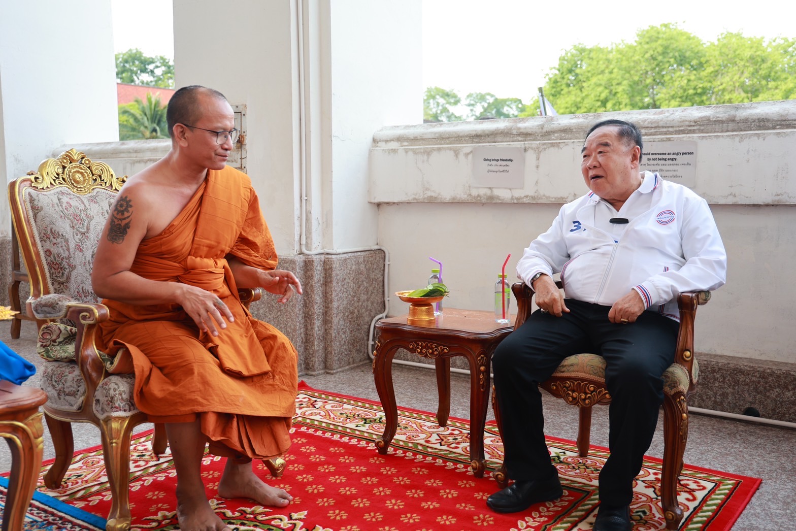 "บิ๊กป้อม" เอาฤกษ์เอาชัย พาผู้สมัครส.ส. พปชร.ไหว้พระนอน วัดหาดใหญ่ใน ถามเจ้าอาวาส "พรรคผมดีมั้ย" ก่อนได้คำตอบอยู่ในระดับเมมเบอร์