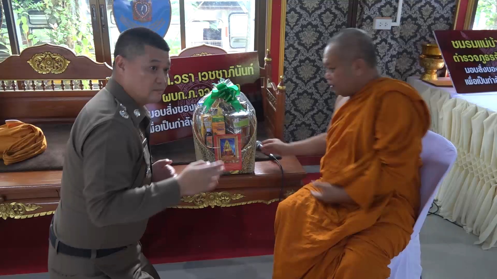 ผู้การฯสงขลาร่วมกับวัดนาทวีมอบถุงยังชีพให้ชาวบ้านกว่า 200 ชุด