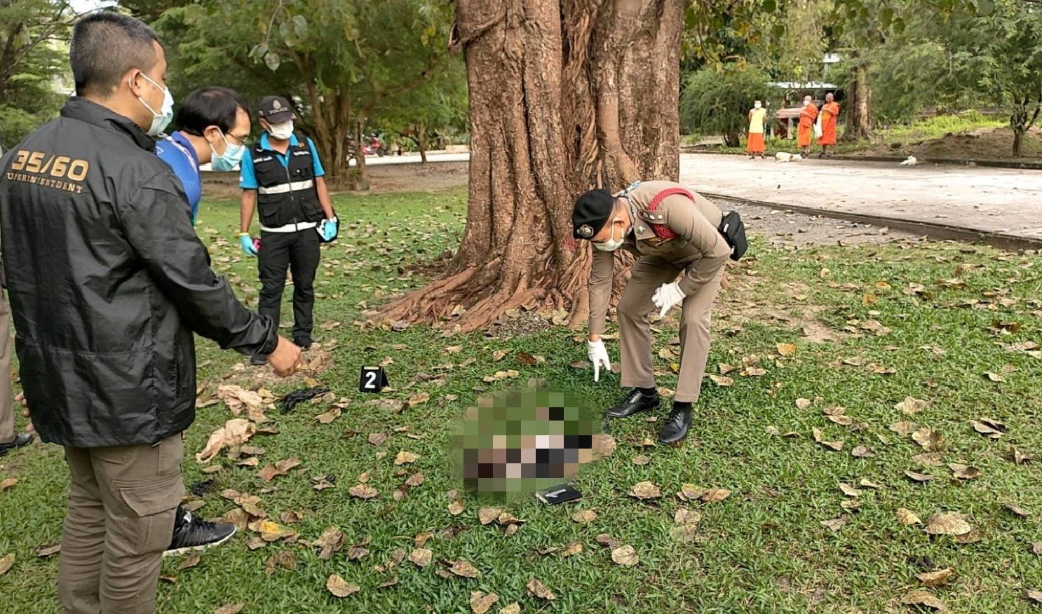 พระได้กลิ่นโชยทั้งวัด เดินหาเจอศพทารกยัดถุงดำทิ้งใต้ต้นโพธิ์