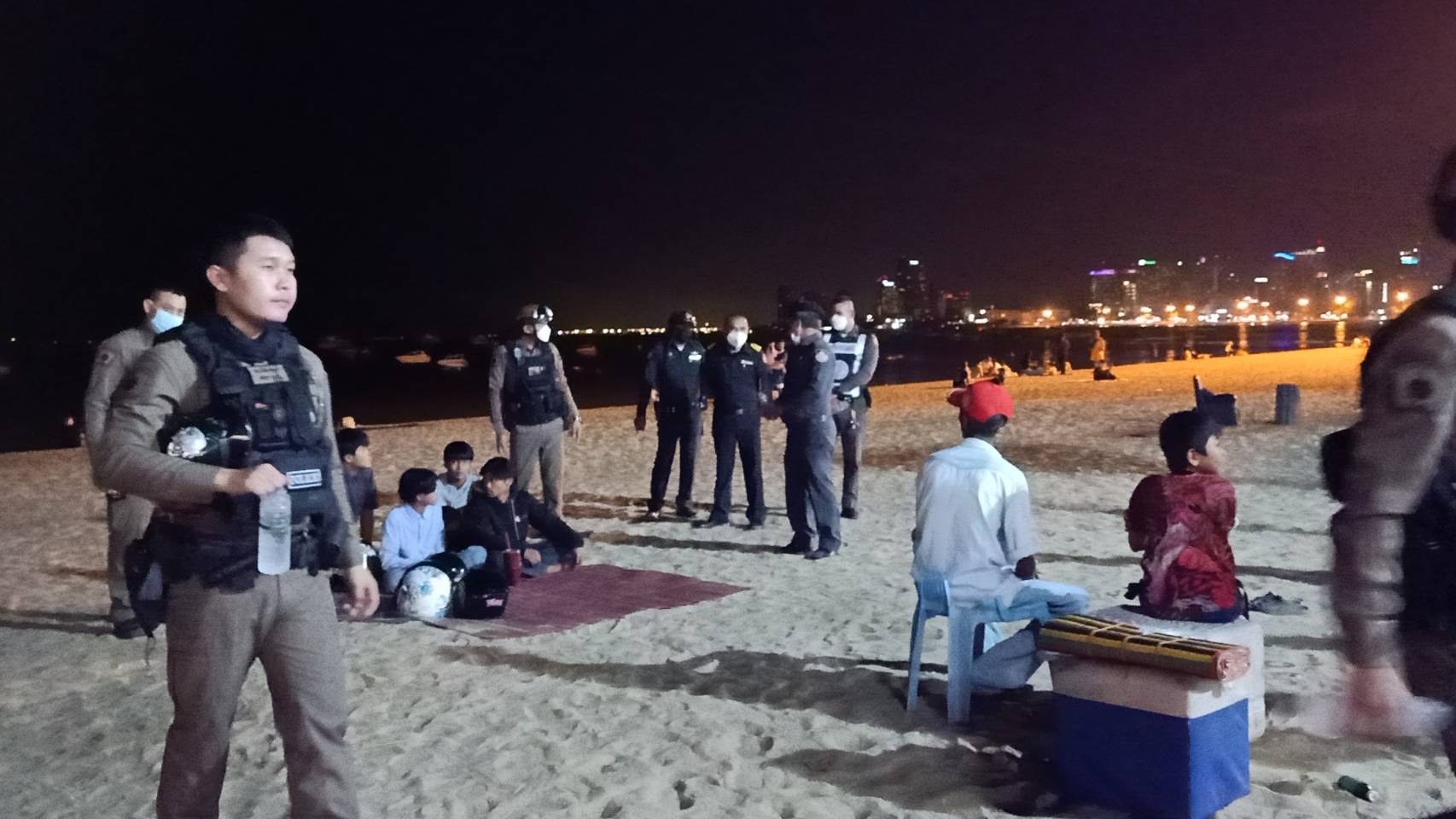 ตำรวจ เทศกิจพัทยา ตรวจชายหาด เจอวัยรุ่นซุกมีด