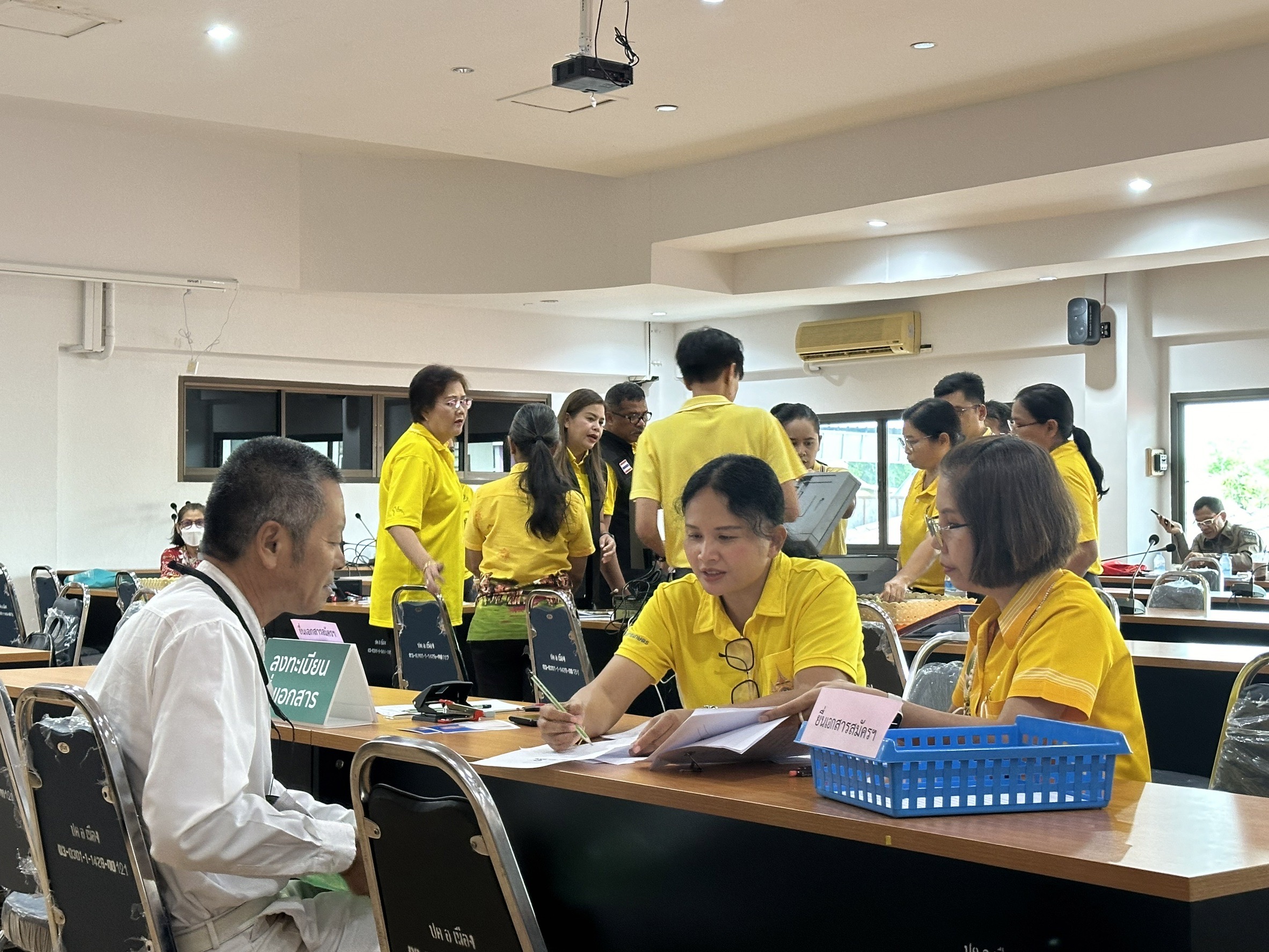 สุรินทร์ ผู้สมัคร สว. ทยอยเดินทางเข้ายื่นใบสมัคร วันแรกไม่คึกคักเท่าที่ควร ระบบอินเตอร์เน็ตล่าช้าหยุดเป็นช่วงๆ 