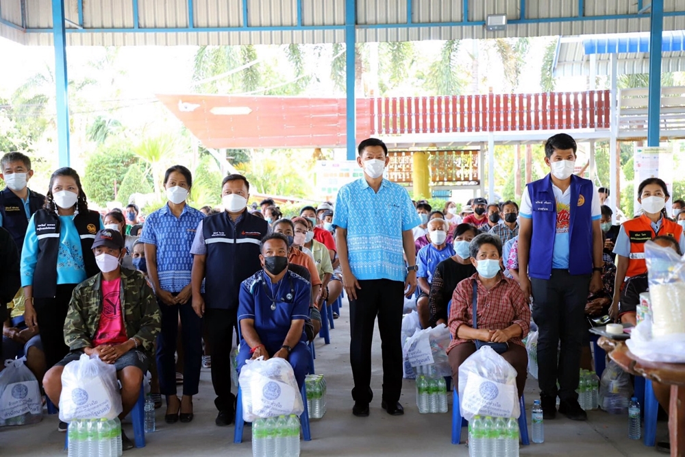 กองทุนเงินช่วยเหลือผู้ประสบสาธารณภัยสำนักนายกฯ มอบถุงยังชีพให้ผู้ประสบอุทกภัยอำเภอโพธิ์ทอง 