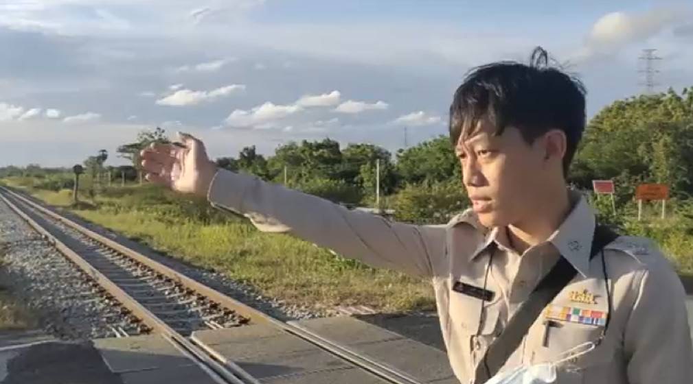 "โจรแสบ" ขโมยลักตัดสายไฟฟ้าทั้งบนดินใต้ดิน จนท.การรถไฟต้องมายืนโบกรถแทนไม้กั้นให้สัญญาณ 