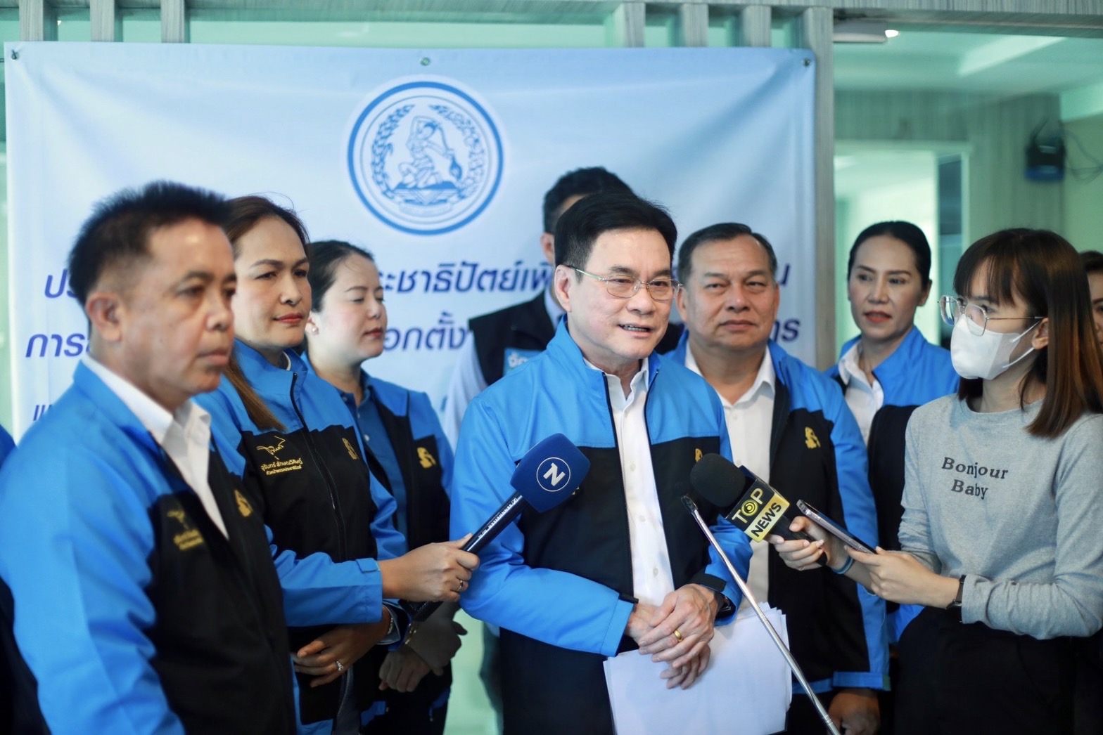 "จุรินทร์" ชี้ "ทักษิณ" พูดจะกลับบ้านแค่ช่วงเลือกตั้ง ไม่สนเกมจับมือตั้งรัฐบาล ย้ำอยู่ที่ปชช. ลั่น "ประชาธิปัตย์"  พรรคประชาธิปไตยตัวจริง