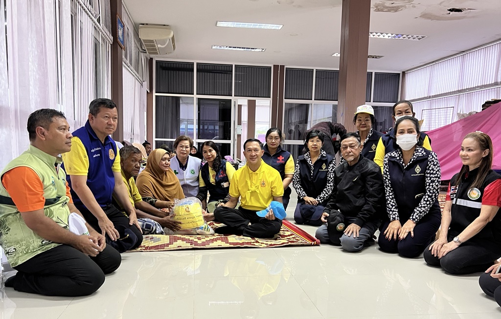 ผู้ว่าฯ นราธิวาส เดินเท้าเข้าเยี่ยมให้กำลังใจผู้ประสบภัยในพื้นที่ อ.สุไหงโกลก