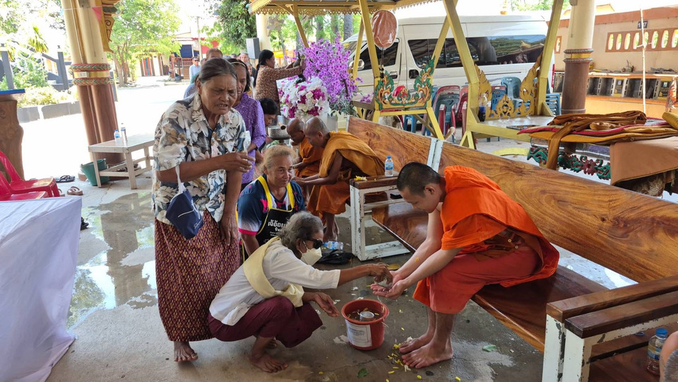 บุรีรัมย์สงกรานต์ปีนี้เงียบ "วัดบ้านสะเดา" จัดสรงน้ำพระและรดน้ำผู้สูงอายุ บรรยากาศเรียบง่าย