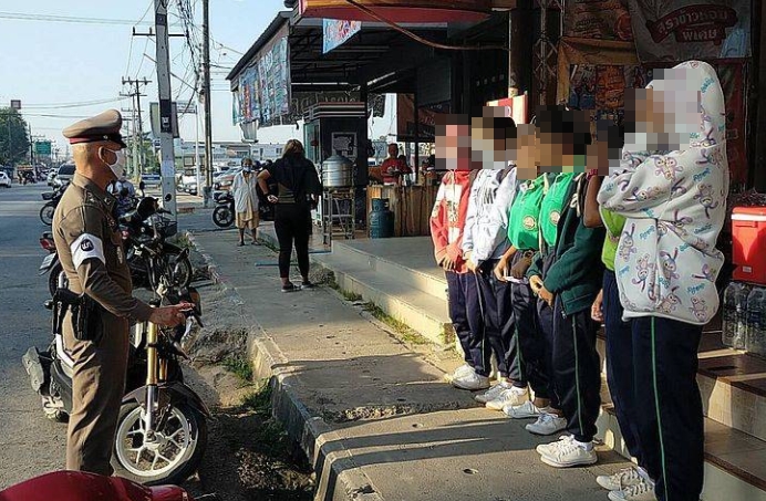 ใครเห็นก็อมยิ้ม!! ตร.ทุ่งใหญ่ สั่ง 6 เด็ก  นร.หญิง ลุกนั่งแทนค่าปรับไม่สวมหมวกกันน็อก