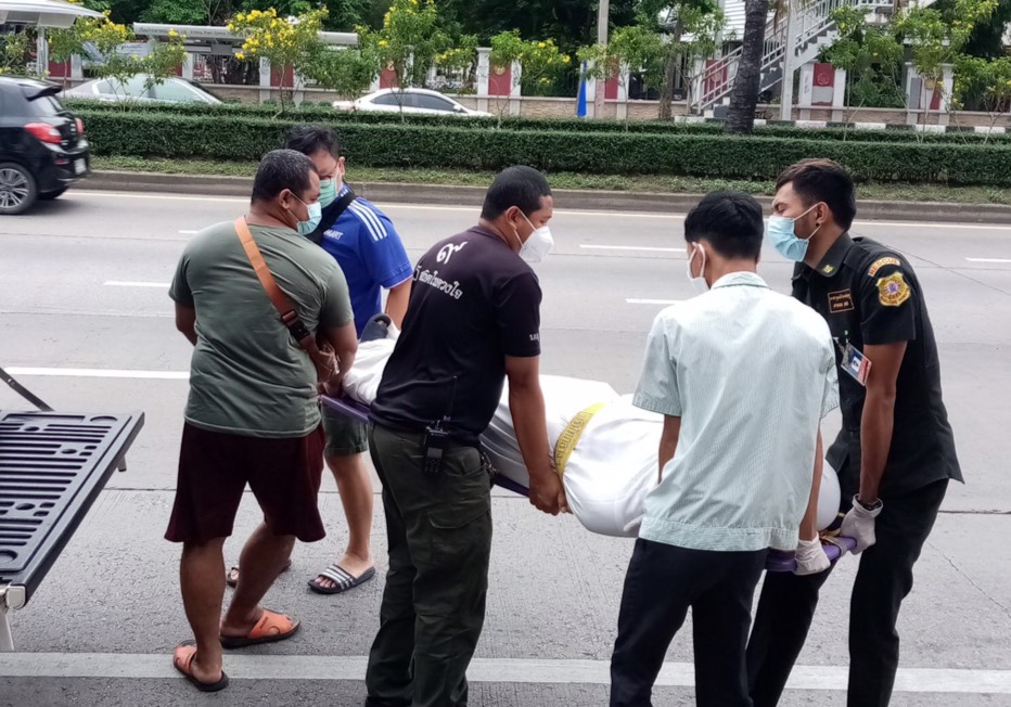 หนุ่มใหญ่เสียชีวิตคาร้านสะดวกซื้อ