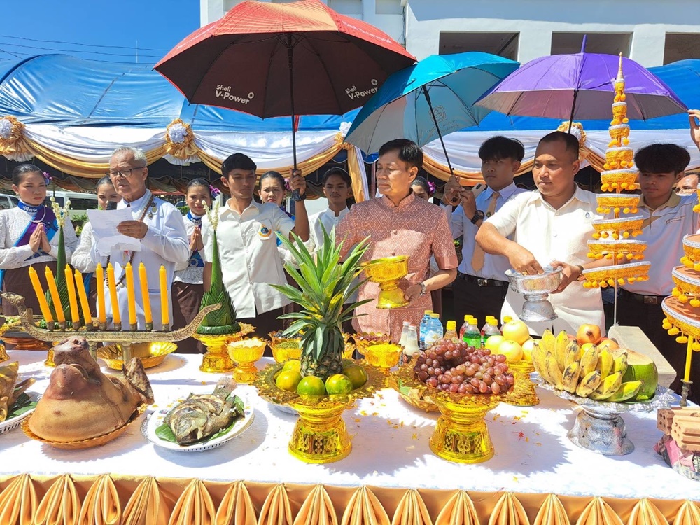ผู้ว่าฯ ศรีสะเกษ วางศิลาฤกษ์โดมอเนกประสงค์โรงเรียนปรางค์กู่ 
