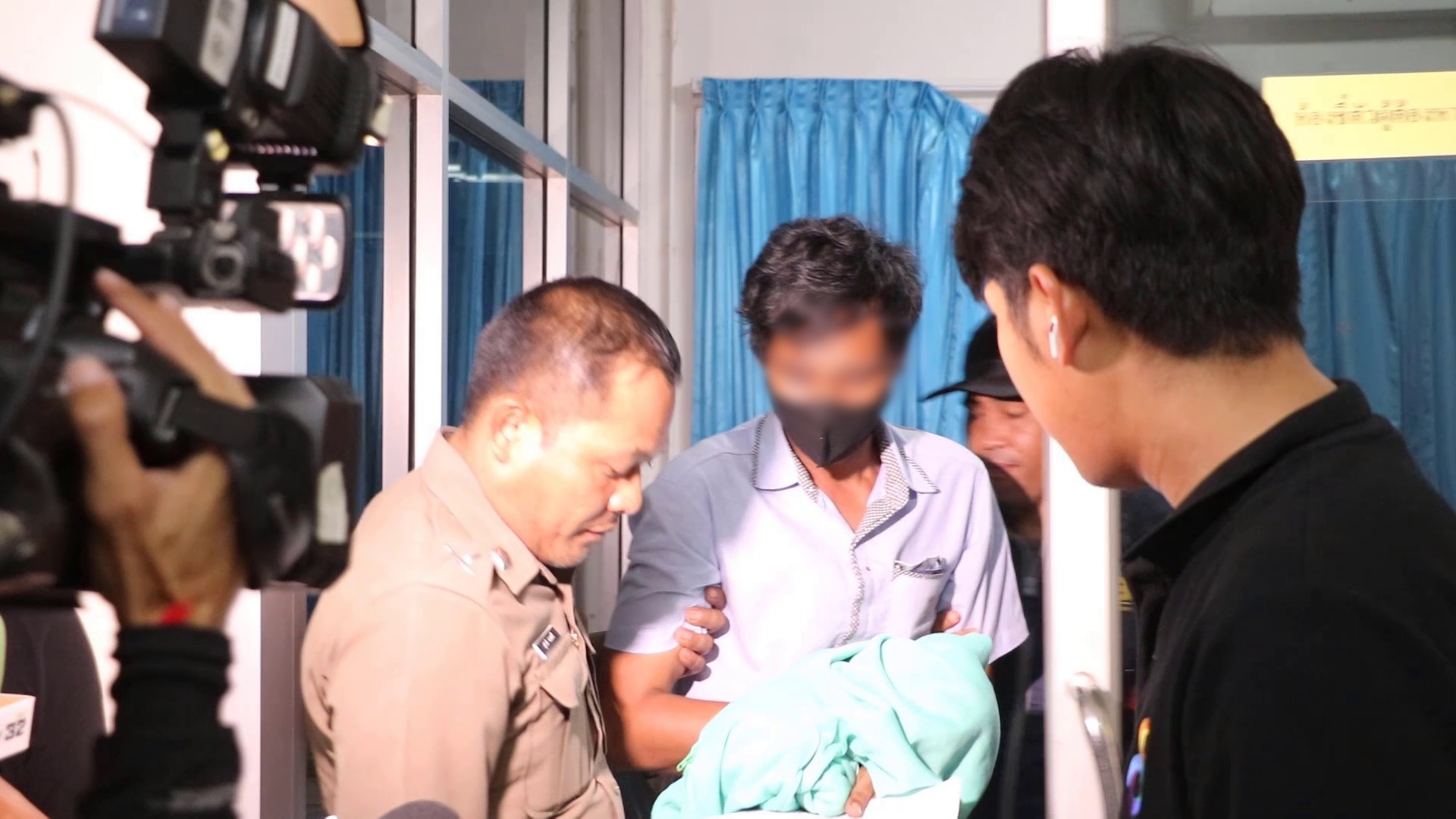 ชุมพร ตำรวจกองปราบคุมตัว "พฤหัส" ผู้ต้องหารายที่ 3 อุ้มฆ่า "เสี่ยหมาด" ฝังดินส่งโรงพักนาสักเข้าห้องขัง