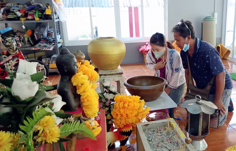 เห็นชัดๆ!! คอหวยตีเลขน้ำตาเทียนในอ่างน้ำมนต์ "ไอ้ไข่" ลุ้นเสี่ยงโชค
