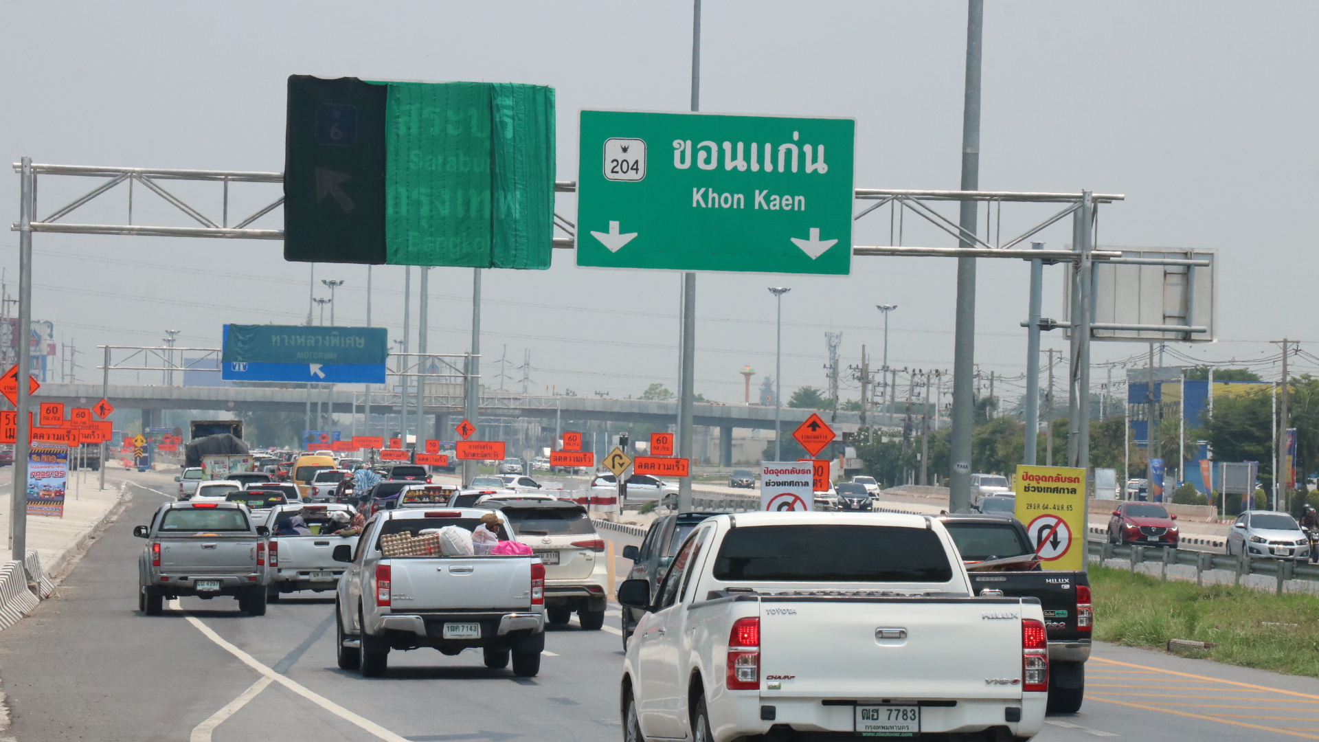 "ถนนมิตรภาพ" เริ่มแน่น ชาวอีสานแห่เดินทางกลับเลี่ยงจราจรช่วงสงกรานต์