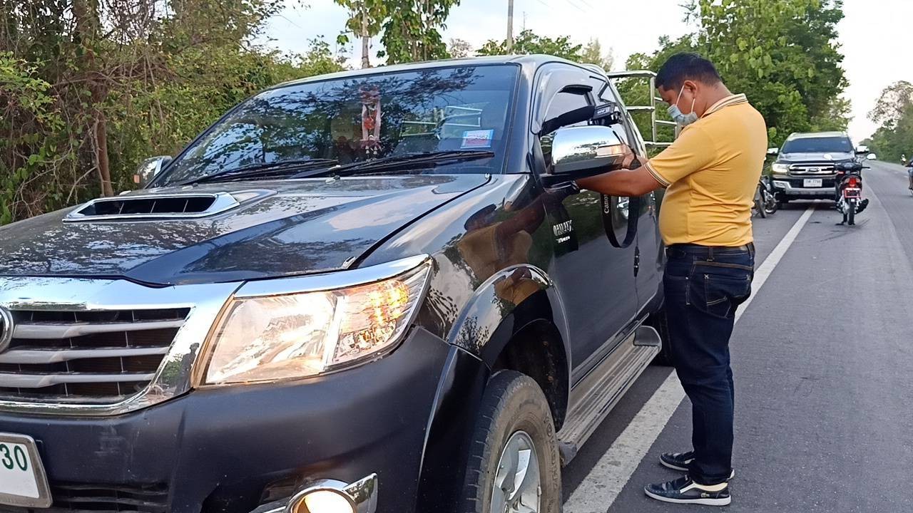 คลิประทึก ตร.ไล่ล่าเครือข่ายค้ายาบ้ายิงสนั่นกลางถนน​ จนมุมเพราะยางระเบิดทั้ง 4 ล้อ
