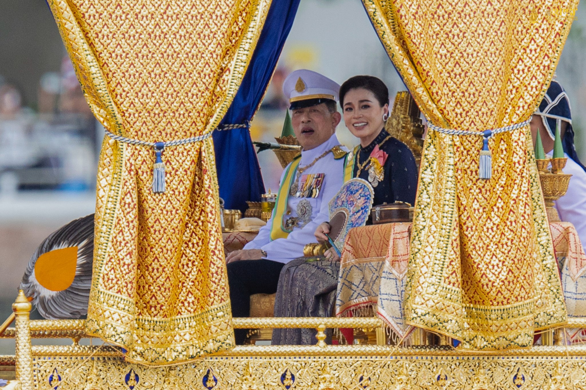 "ในหลวง-พระราชินี" ประทับเรือพระที่นั่งสุพรรณหงส์ เสด็จฯ ถวายผ้าพระกฐิน วัดอรุณราชวราราม