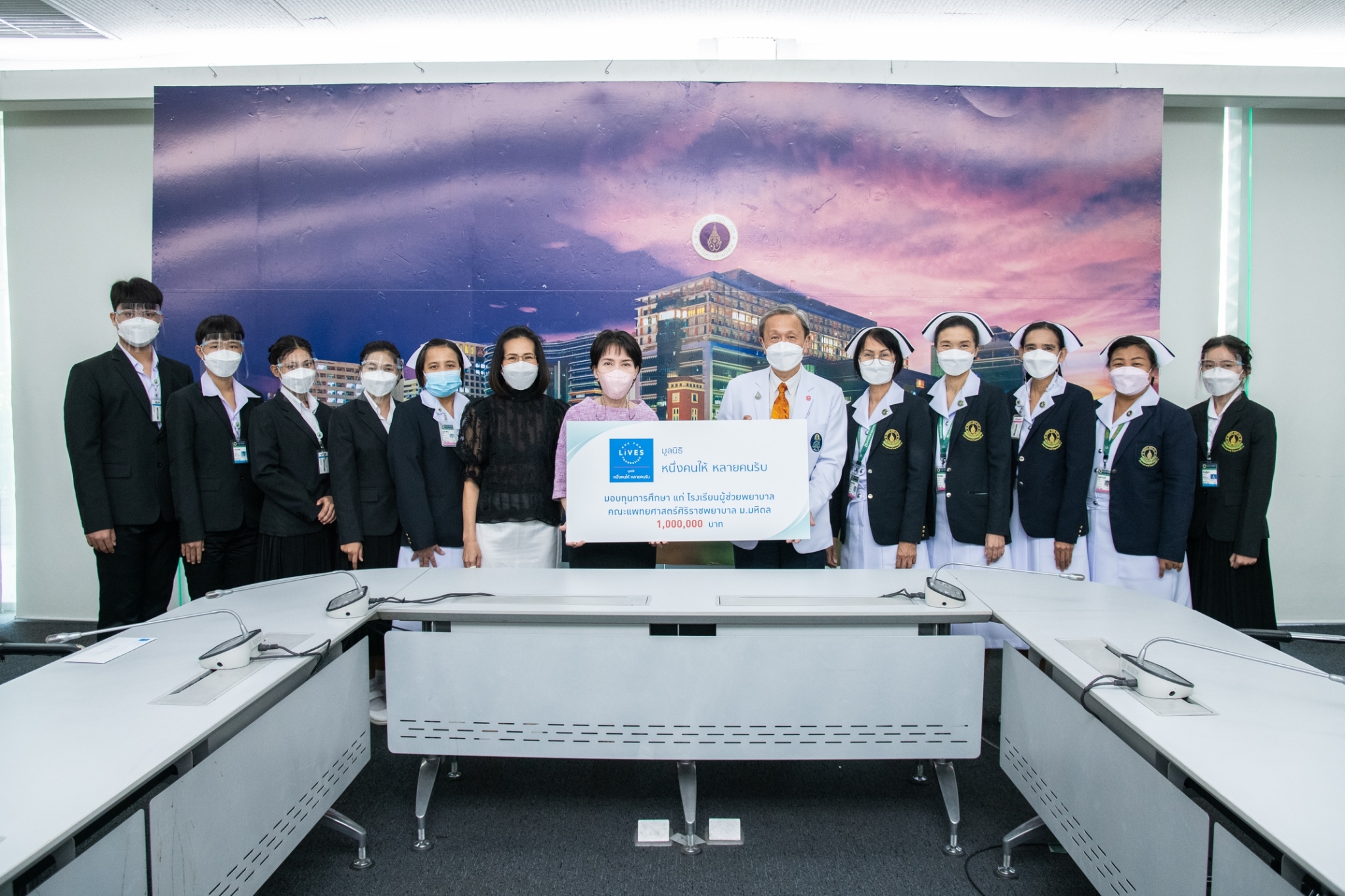 มูลนิธิหนึ่งคนให้ หลายคนรับ มอบทุน  นักศึกษาหลักสูตรประกาศนียบัตรผู้ช่วยพยาบาล