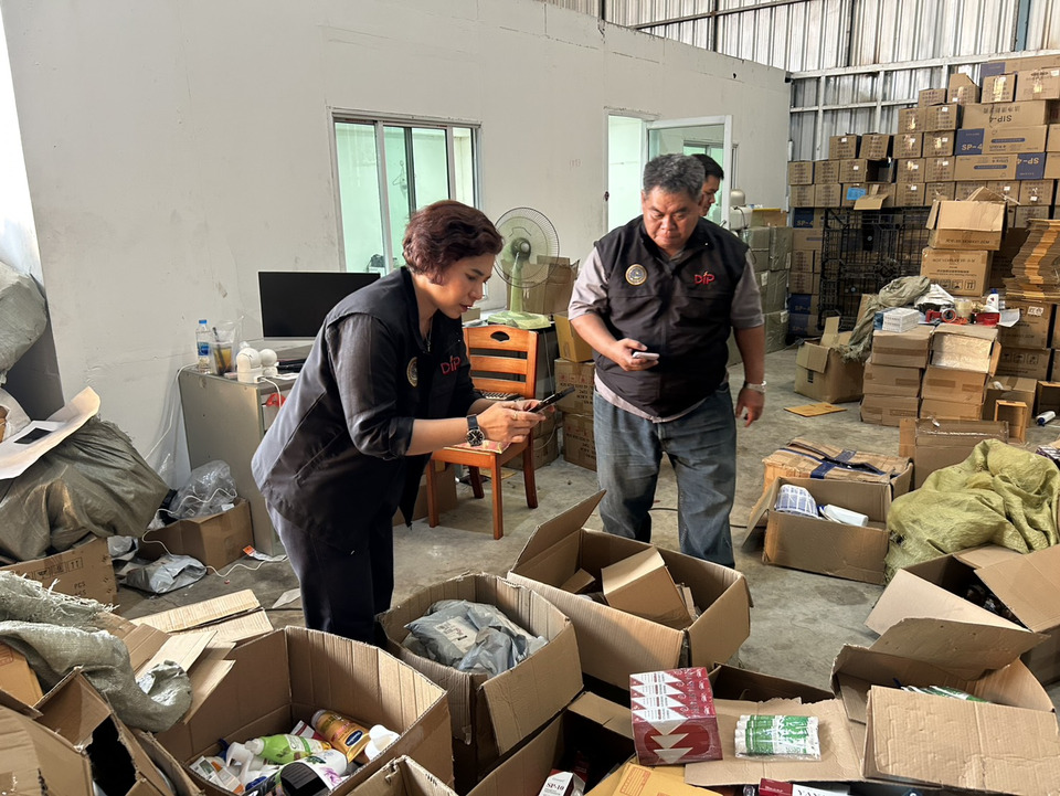 กรมทรัพย์สินฯทลายโกดัง “ของใช้เถื่อน” ล็อตใหญ่ ย่านสมุทรสาคร ยึดของกลางกว่า 2 แสนชิ้น มูลค่า 60 ลบ.