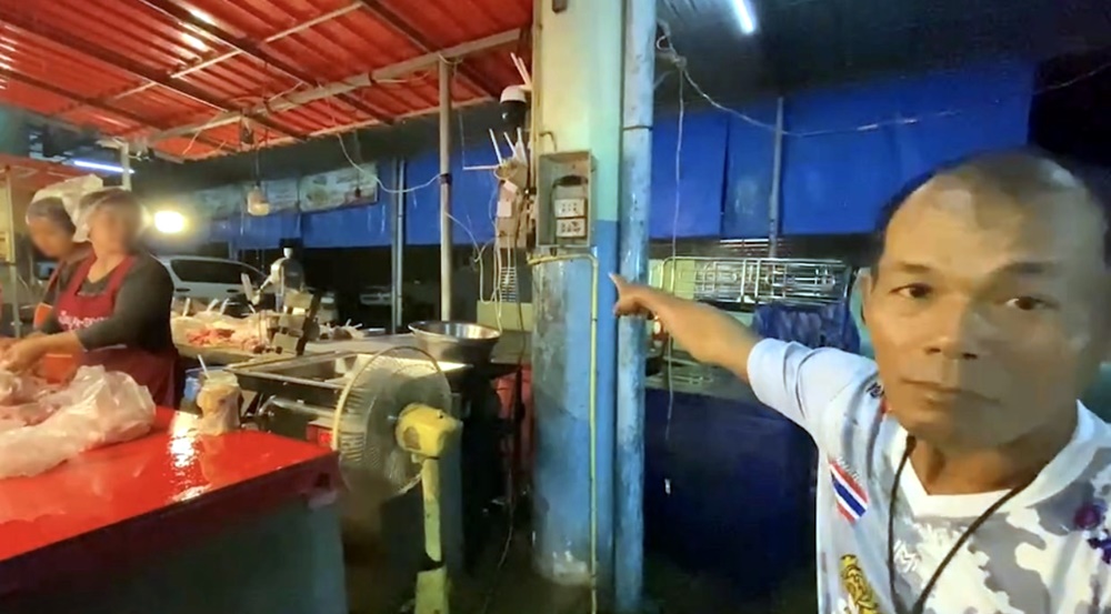 แม่ค้า-ลูกค้าผวาไฟช็อตตาย!! ฝนถล่มน้ำไหลตกผ่ากลางตลาดสดเข้าปลั๊กไฟ