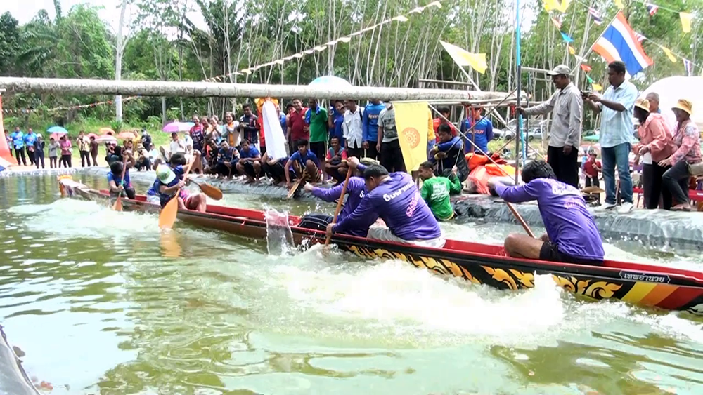 สีสันแข่งพายเรือ 2 หัว กีฬาพื้นบ้านเรียกเสียงเชียร์ฮาลั่นขอบสระน้ำงานวัด