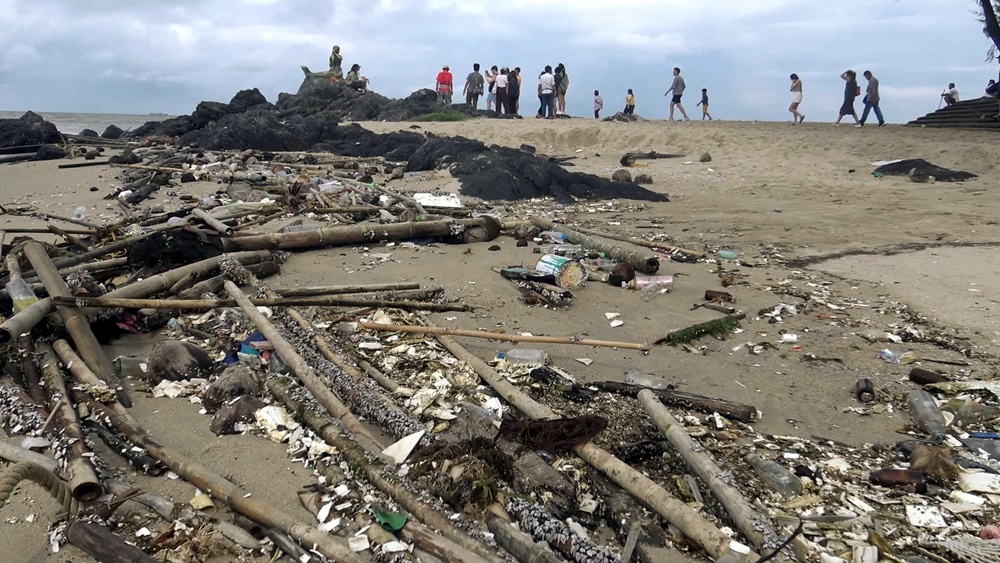 คลื่นลมแรงซัดถล่มชายหาดสมิหลา ขยะเกลื่อนเต็มชายหาดไร้คนเก็บ