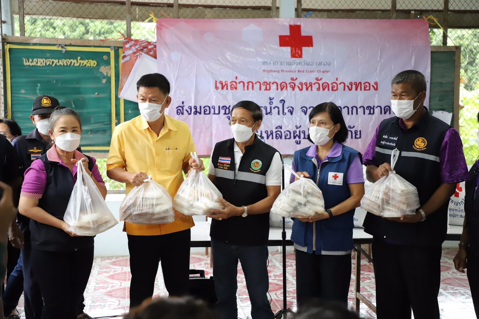 ผู้ว่าฯอ่างทอง ลงพื้นที่มอบชุดธารน้ำใจสภากาชาดไทย ช่วยเหลือผู้ประสบอุทกภัยในพื้นที่ตำบลจำปาหล่อ 