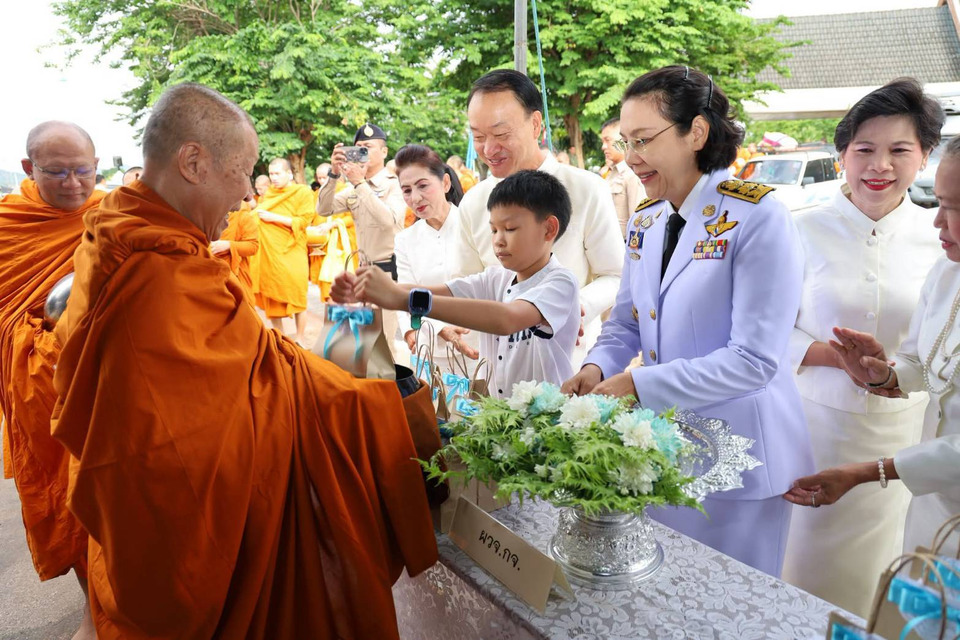 กาญจนบุรีจัดกิจกรรมวันแม่แห่งชาติ ทำบุญตักบาตรถวายพระราชกุศล พร้อมปล่อยพันธุ์สัตว์น้ำ 2 แสนตัว 