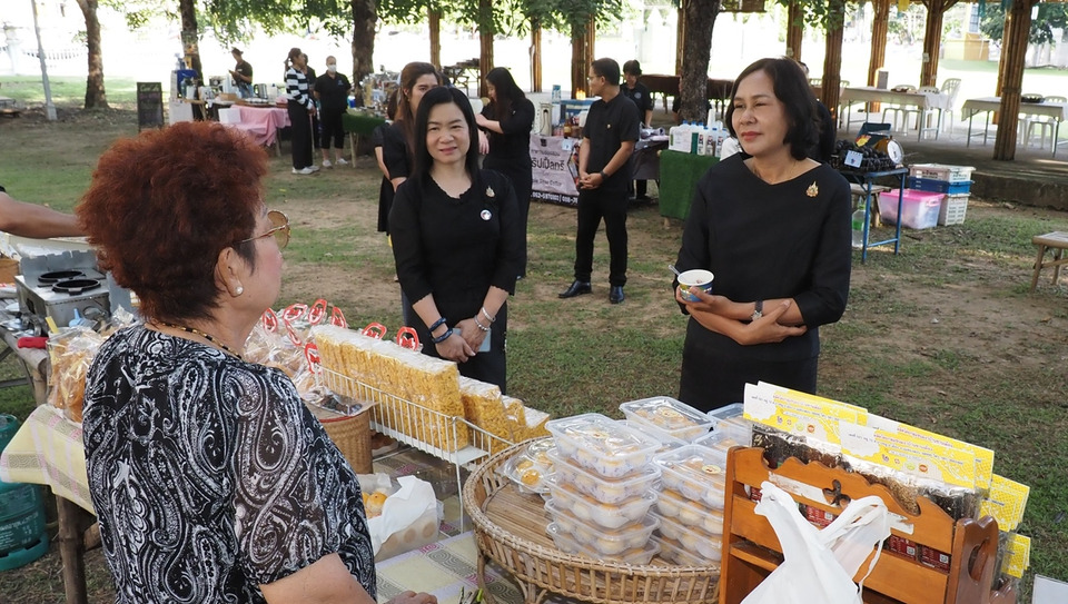 ผู้ว่าฯ แม่ฮ่องสอน ลงพื้นที่ตลาดชุมชนคนพอเพียง ตรวจบรรยากาศใช้สิทธิ "คนละครึ่งพลัส" วันแรก