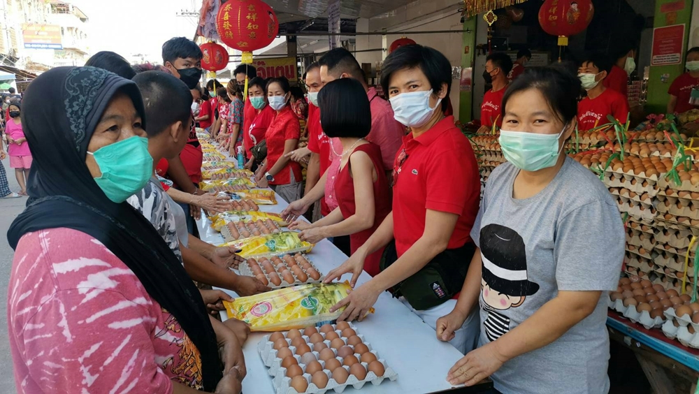 "เจ๊แตน" ร้านของฝาก แจกข้าวสารฟรี "วันตรุษจีน" ต่อเนื่องเป็นปีที่ 10 