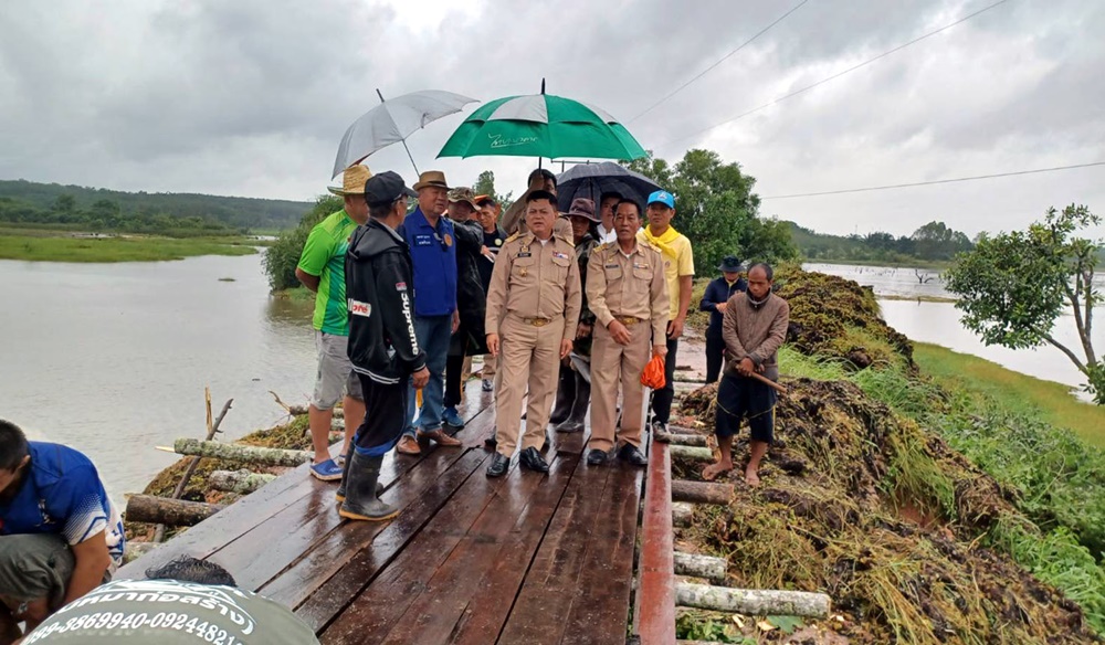 ผู้ว่าฯบึงกาฬ รุดตรวจพื้นที่น้ำท่วมคอสะพานชำรุด หลังฝนตกมากว่าครึ่งเดือน