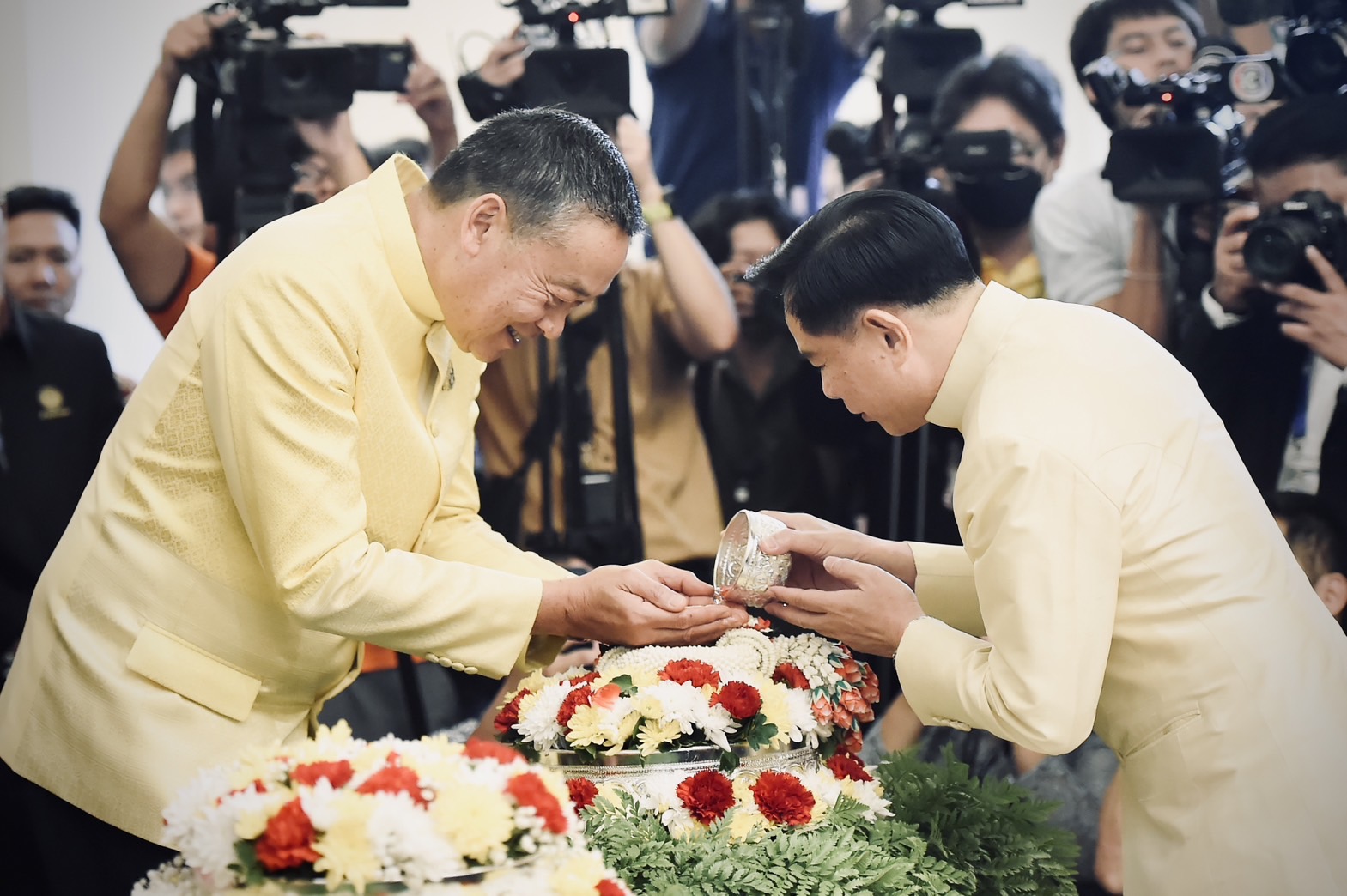 “เศรษฐา” สักการะสิ่งศักดิ์สิทธิ์ทำเนียบฯ เนื่องในวันสงกรานต์2567 พร้อมเปิดให้รดน้ำ “สมเด็จธงชัย” อวยพรให้นายกฯอยู่นานๆ