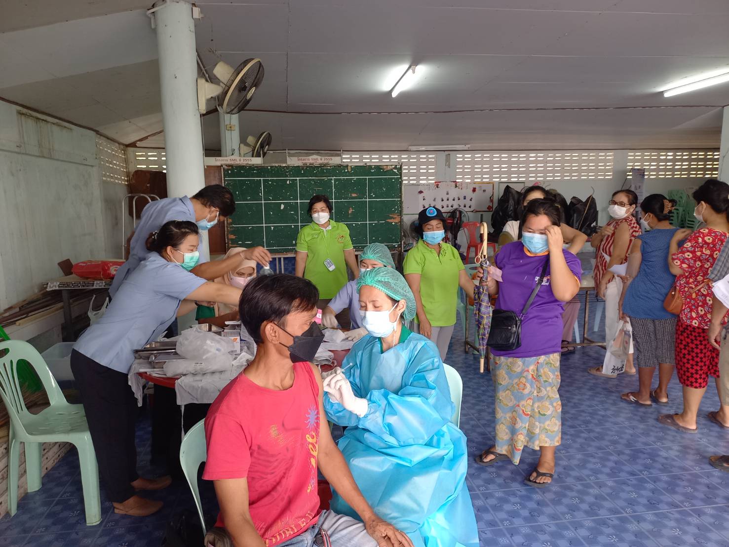 "รพ.แม่สอด-อสม.ชุมชนมณีไพรสณฑ์"  บริการฉีดวัคซีนป้องกัน Covid-19 ในชุมชน