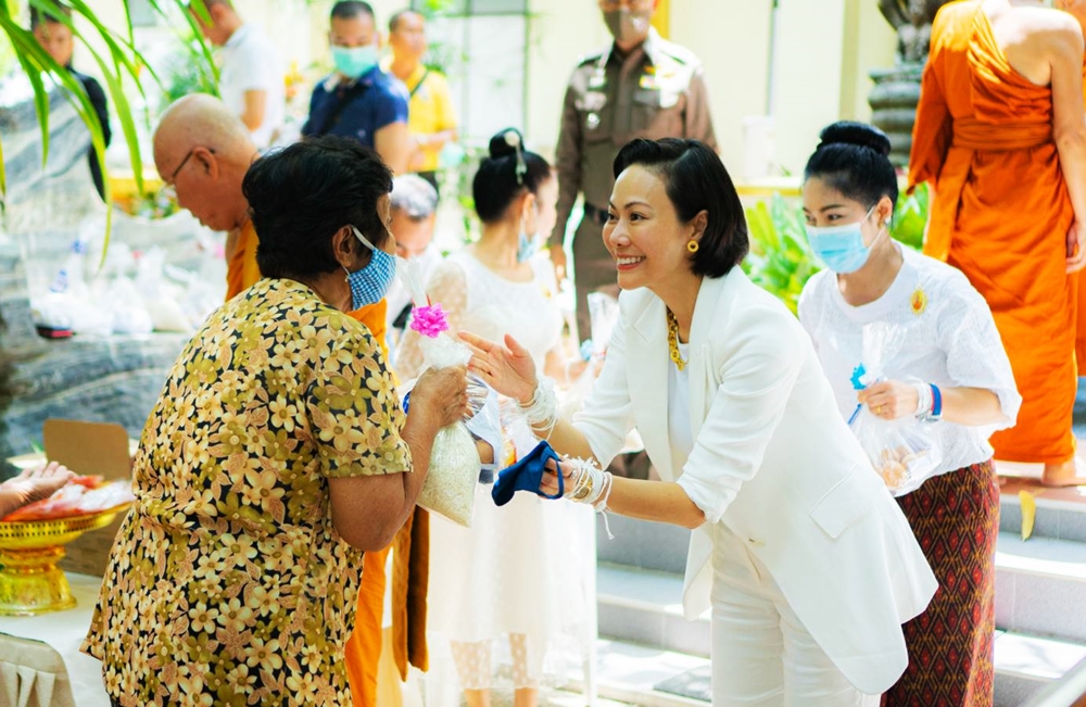 "วัดพระธาตุพนม-โอบอุ้ม" มอบถุงยังชีพ-หน้ากากอนามัย 300 ชุด บรรเทาทุกช์ชาวบ้านหลังเศรษฐกิจฝืดเคืองจากโควิด-19