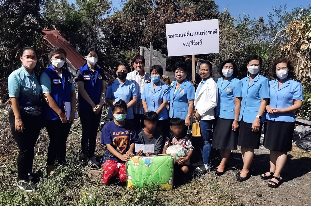 ชมรมแม่ดีเด่นแห่งชาติ จ.บุรีรัมย์-ทม.บุรีรัมย์ มอบเงิน สิ่งของช่วยครอบครัวบ้านไฟไหม้