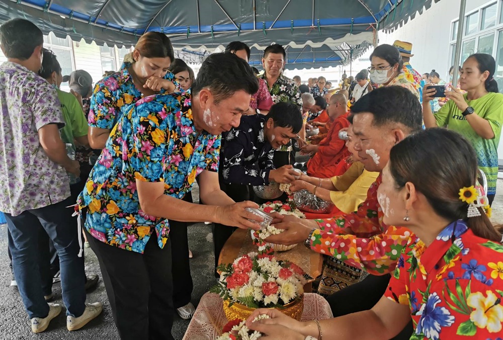 องค์กรส่วนท้องถิ่น จัดประเพณีสงกรานต์ รดน้ำดำหัวนายอำเภอพัฒนานิคม  