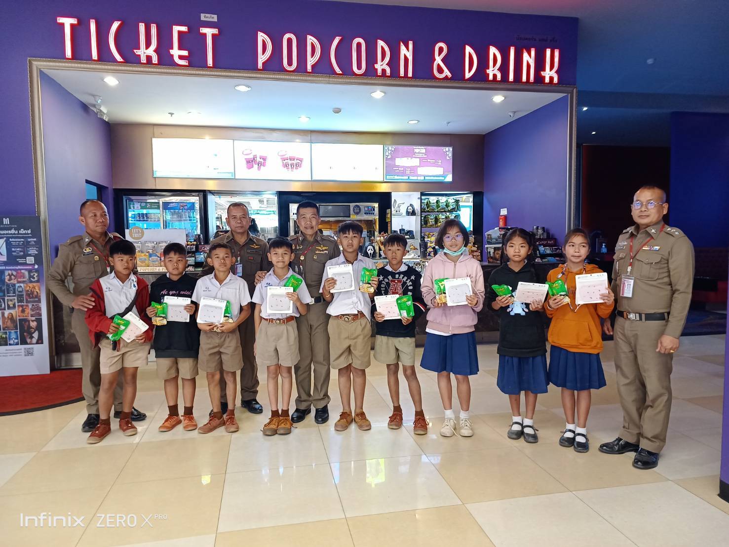 นักเรียนยโสธร-คนพิการปลื้ม ได้ชมภาพยนต์ฟรี ตามโครงการตำรวจแดร์ต้านภัยยาเสพติด