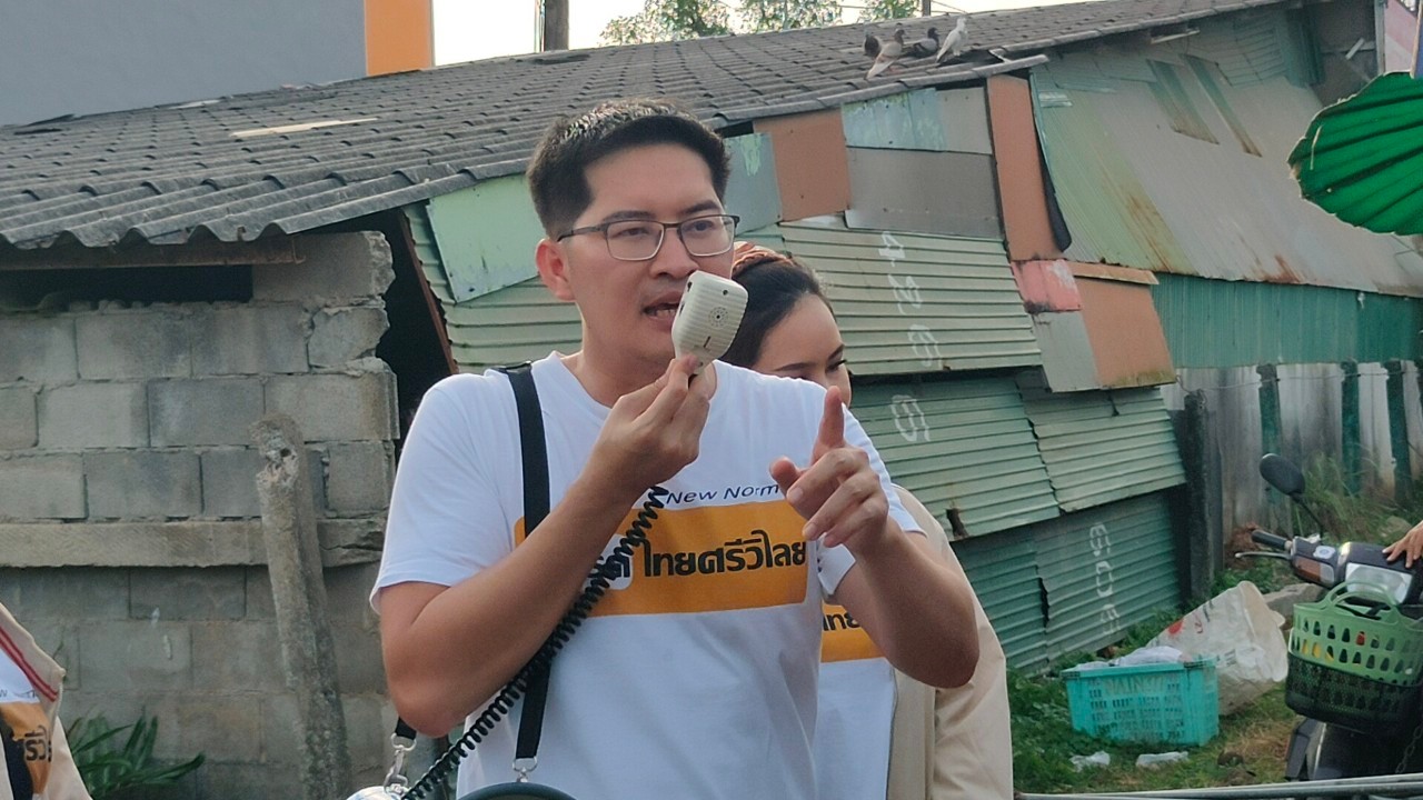 ส.ส.เต้ พรรคไทยศรีวิไลย์บุกเจาะฐานเสียงภูมิใจไทย โชว์ทำโรตีและชงชาชักสัญลักษณ์อาหารพื้นถิ่น​ ชูนโยบายไม่เอากัญชา 