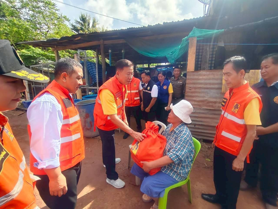 “ศักดิ์ดา” ลงพื้นที่อุตรดิตถ์ ตรวจสถานการณ์น้ำท่วม มอบของช่วยเหลือผู้ประสบภัยด้วยตนเอง